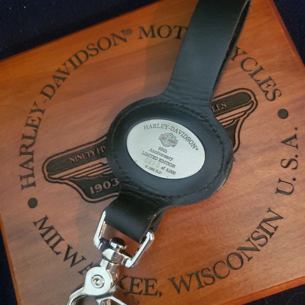 Harley-Davidson 95th Anniversary Buckle, Key Fob, & Pin Set #213 Of 5,000 NIB - Picture 7 of 8